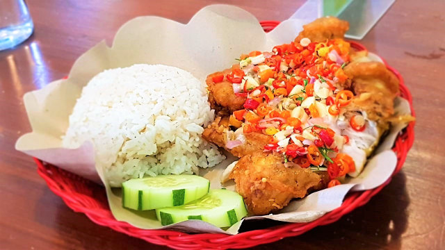 Ayam geprek yang menjadi menu utama makanan berat di cafe sunday dessert, Foto: Attamimi/kendarinesiaid