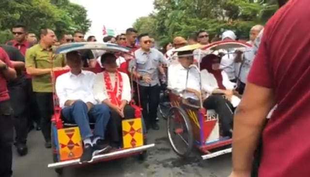 Jokowi bersama Iriana naik becak bersama istri menuju lokasi kampanye (Makassar Indeks).