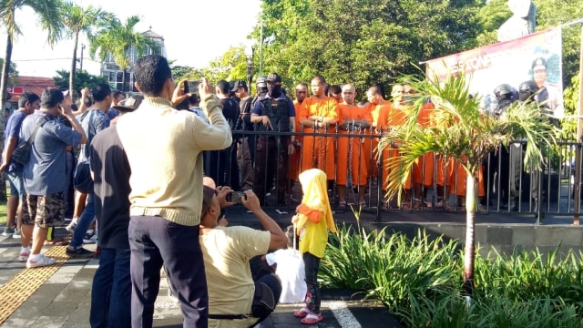 Polresta Denpasar kembali mengumbar sebanyak 20 tersangka yang terdiri dari bandar dan kurir narkoba di Lapangan Bajra Sandhi, Renon, Bali