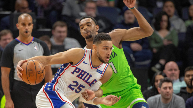 Pemain Philadelphia 76ers, Ben Simmons, mendribel bola di pertandingan melawan Minnesota Timberwolves. Foto: Jesse Johnson-USA TODAY Sports