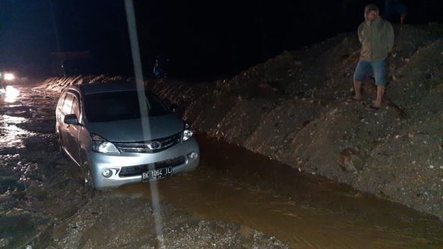 Mobil terjebak di ruas jalan Blangkejeren-Kutacane yang tertutup material longsor sepanjang 50 meter. Foto: Dok. BPBA