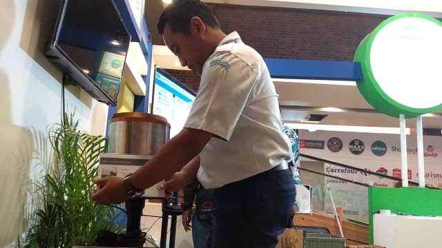 Ikhsan Yuliono, petugas teknisi Stasiun Klimatologi Kelas I BMKG Semarang, saat menunjukan cara kerja alat penakar hujan dalam pameran BMKG di DP Mall Semarang. Foto: Afiati Tsalitsati/kumparan