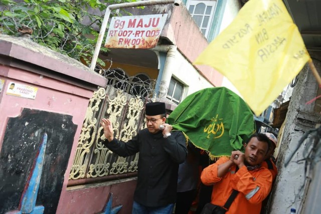 Gubernur DKI Jakarta, Anies Baswedan, antarkan jenazah pasukan orange korban tabrak lari. Foto: Instagram/@aniesbaswedan