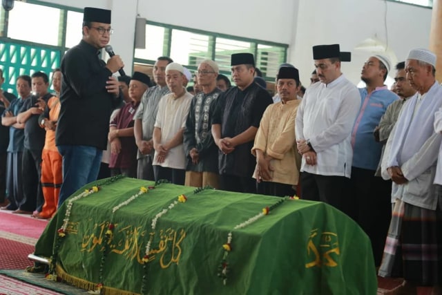 Anies di Antara Pegawai dan Rakyatnya (1396340)