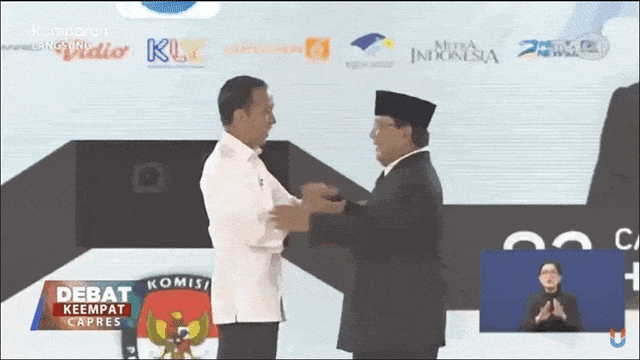 Momen kemesraan Jokowi dan Prabowo dalam debat pilpres 2019 (Foto: Dok. TVRI)