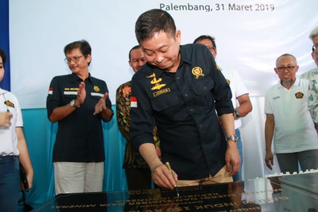 Menteri ESDM RI, Ignasius Jonan saat meresmikan proyek kkelistrikan di Palembang (Urban Id)