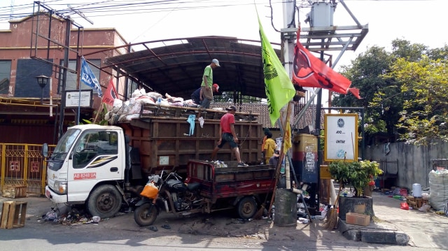 Pengangkutan sampah di dua TPS di Kotagede, Kota Yogyakarta, Minggu (31/3). Foto: Arfiansyah Panji Purnandaru/kumparan