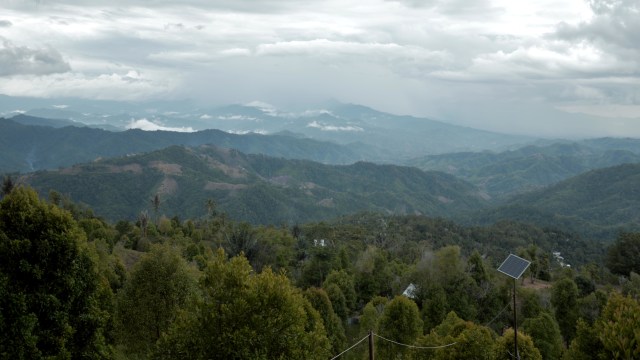 Panorama pegunungan dari puncak Hutan Pinus Dulamayo, Kecamatan Telaga Puncak, Kabupaten Gorontalo, Gorontalo, Minggu (31/3). Foto : Tomy Pramono