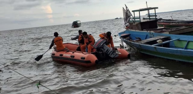Tim Sar Gabungan melakukan pencarian korban hilang di Tanjung Rema. (Foto: BPBD Kobar)