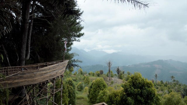 Wisata Puncak Hutan Pinus Dulamaya, Kabupaten Gorontalo menawarkan panorama indah dan beberapa spot untuk berswafoto, Minggu (31/3). Foto : Tomy Pramono