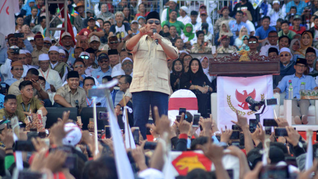 Calon Presiden nomor urut 02 Prabowo Subianto menyapa pendukungnya saat kampanye akbar di Stadion Gelora Delta Sidoarjo, Jawa Timur, Minggu (31/3/2019). Foto: ANTARA FOTO/Umarul Faruq
