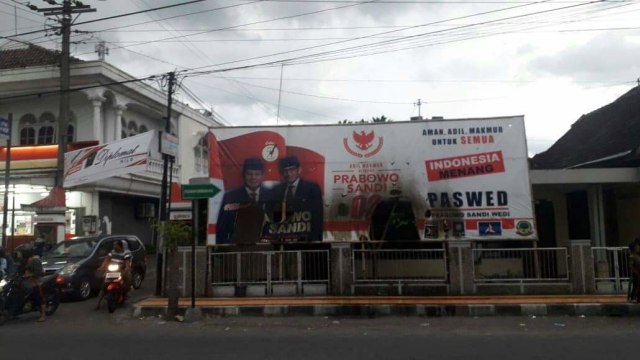 Baliho bergambar pasangan capres dan cawapres Prabowo-Sandi yang dibakar orang tak dikenal, Sabtu (30/3/2019). Foto: lvt