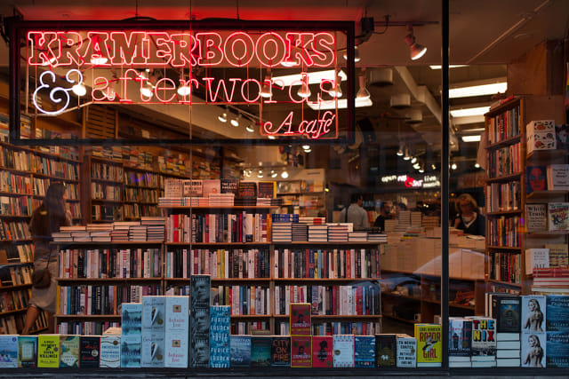 Kramerbooks & Afterwods Cafe di Washington DC. Sumber: https://www.terumah.ca/washington-dc-city-guide-google-map/kramerbooks-and-afterwords-bookstore-cafe/