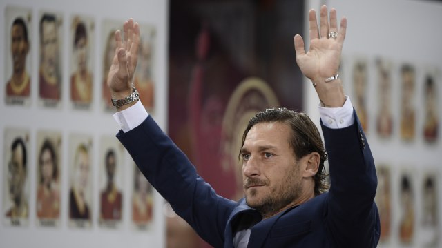 Francesco Totti masih percaya pada tuah Ranieri. Foto: Filippo MONTEFORTE / AFP