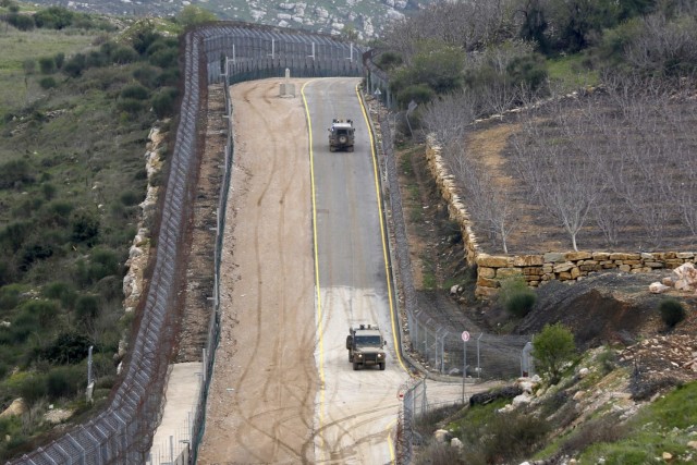 Kendaraan militer Israel sedang berpatroli disepanjang garis perbatasan dengan Suriah di Dataran Tinggi Golan. Sumber Foto: AFP 