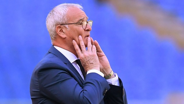 Claudio Ranieri kecewa dengan kekalahan 1-4 AS Roma dari Napoli. Foto: REUTERS/Alberto Lingria