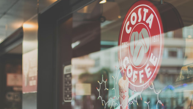 Salah satu kedai kopi jaringan Costa Coffee, di Inggris (Foto: Adrianna Calvo/Pexels)