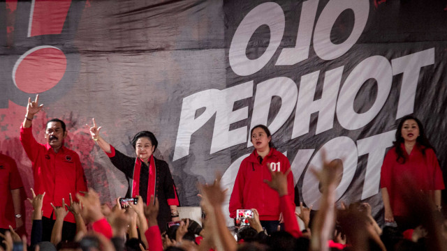 Ketua Umum PDI Perjuangan Megawati Soekarnoputri (kedua kiri), Ketua DPC PDI Perjuangan Solo FX. Hadi Rudyatmo (kiri) menghadiri kampanye terbuka dan rapat umum "Merahkan Soloraya" di Gor Pandawa, Solo. Foto: ANTARA FOTO/Mohammad Ayudha