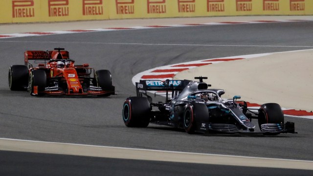 Lewis Hamilton mengungguli Sebastian Vettel dalam balapan GP Bahrain. Foto: Thaier Al-Sudani/Reuters