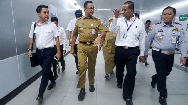 Gubernur DKI Jakarta Anies Baswedan di Stasiun MRT Bundaran HI, Jakarta, Senin (1/4). Foto: Irfan Adi Saputra/kumparan