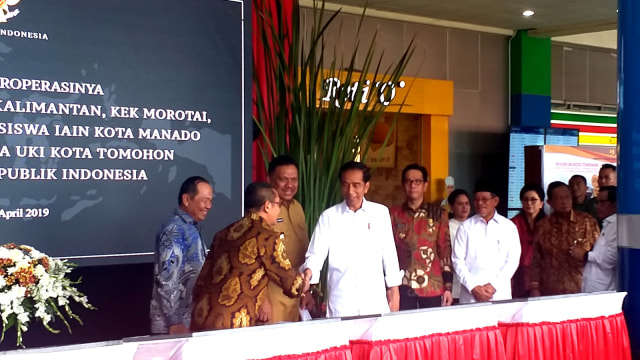 Presiden Jokowi meresmikan tiga kawasan ekonomi khusus di Bandara Sam Ratulangi, Manado. Foto: Paulina Herasmaranindar/kumparan