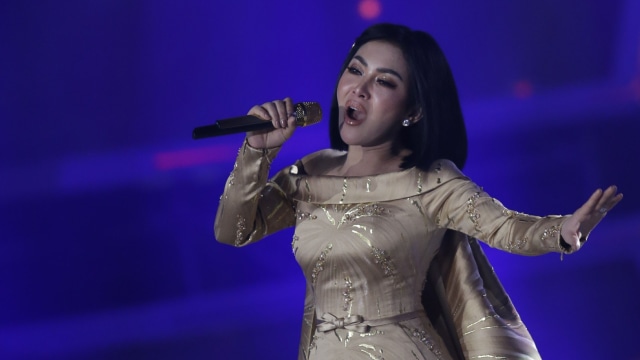 Penyanyi Syahrini tampil di acara Shopee di ICE BSD Tangerang Selatan Minggu (31/3). Foto: Ronny