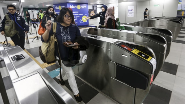 Calon penumpang menggunakan kartu Jelajah Single Trip MRT saat memasuki stasiun MRT pada hari pertama fase operasi secara komersial. Foto: ANTARA FOTO/Nova Wahyudi
