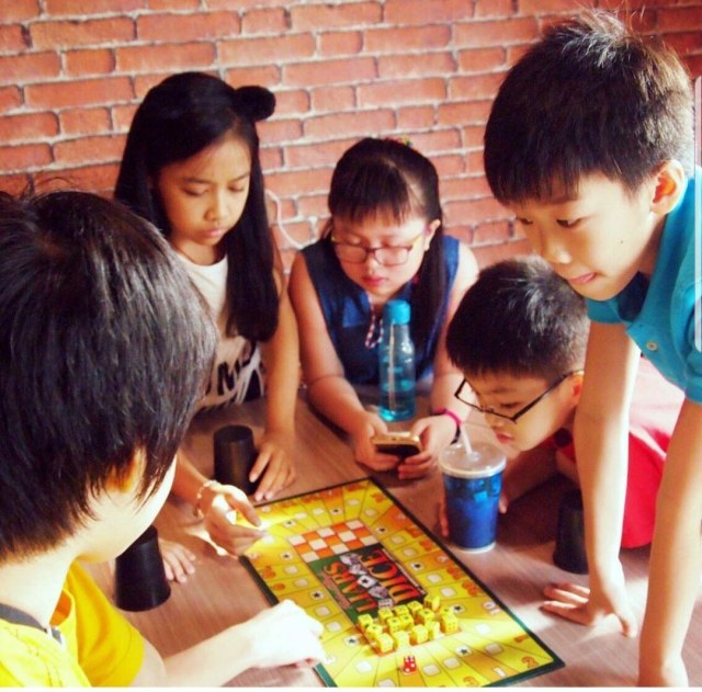 Ilustrasi permainan board games yang dilakukan anak-anak di Tabletoys, Mulyosari, Surabaya. Foto : Dok. Instagram Tabletoys