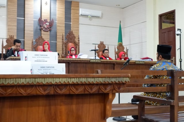 Bupati Lampung Selatan Nonaktif Zainudin Hasan hari ini menjalani sidang tuntutan di Pengadilan Tipikor Tanjungkarang, Bandar Lampung, Senin (1/4) | Foto : Obbie Fernando/Lampung Geh