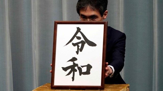 Kaligrafi bertuliskan Reiwa, sebagai nama baru era terbaru di Jepang Reiwa. Foto: Franck Robichon/Pool via Reuters