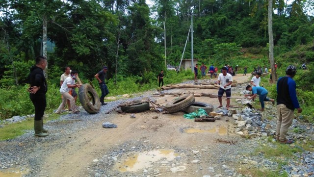Puluhan warga sekitar tambang melakukan penutupan akses jalan ke kawasan pertambangan, Senin (01/04). Foto: Attamimi/kendarinesiaid