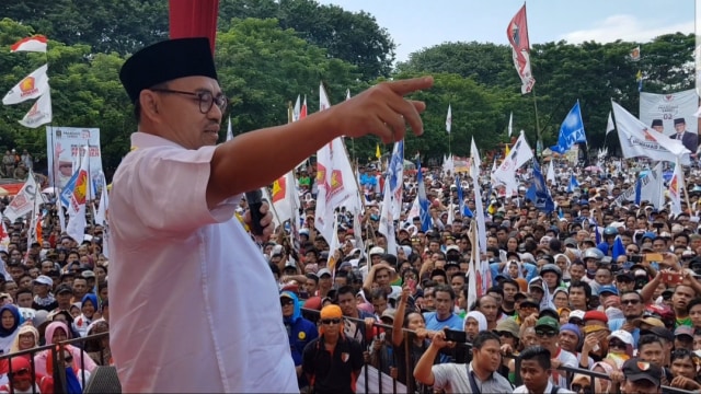 Sudirman Said orasi di hadapan massa pendukung Prabowo Sandi di Kompleks GOR Wisanggeni, Kota Tegal. (foto: irsyam faiz)