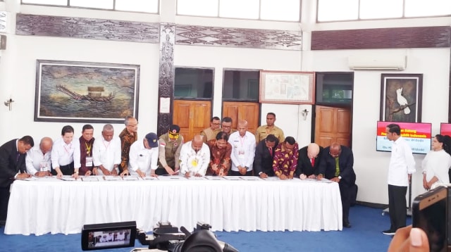 Presiden Jokowi saat menyaksikan penandatanganan nota kesepakatan rehabilitasi Pegunungan Cycloop di ruang VIP Bandara Sentani, Kabupaten Jayapura, Papua. (Foto Dok Freeport)