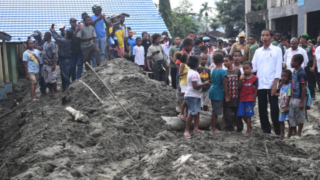 Foto: Jokowi Kunjungi Korban Banjir Bandang Sentani | Kumparan.com