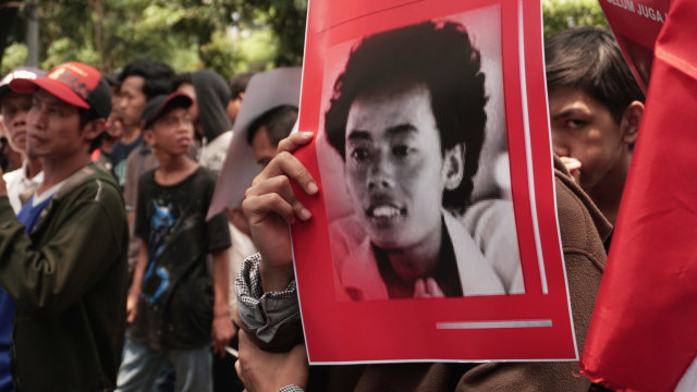 Puluhan orang membawa poster korban pelanggaran HAM saat menggelar unjuk rasa di depan di depan Kantor Komnas Hak Asasi Manusia (HAM), Jalan Latuharhari Menteng, Jakarta Pusat, Rabu (1/4). Foto: Iqbal Firdaus/kumparan