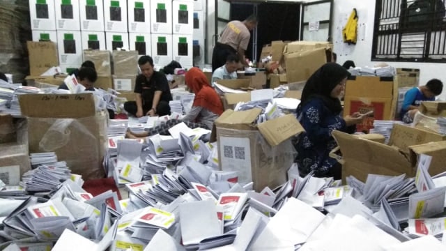 Proses pelipatan surat suara di KPU Kota Pangkalpinang beberapa waktu lalu.(foto:babelhits)