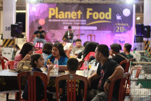 Panggung utama live music di Planet Food Giant Antasari Bandar Lampung | foto: Latifah Desti Lustikasari/Lampung Geh