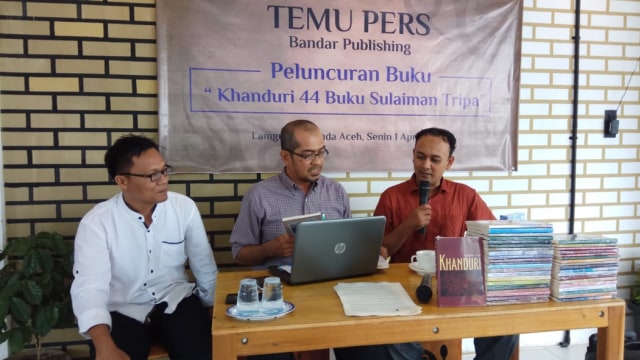 Temu pers peluncuran buku 'Khanduri 44 Buku Sulaiman Tripa' di Banda Aceh, Senin (1/4). Foto: Taufik/acehkini 