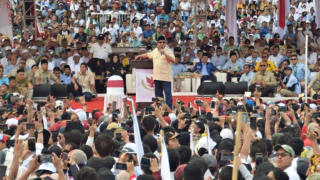 Calon Presiden nomor urut 02, Prabowo, kampanye akbar di Stadion Gelora Delta Sidoarjo, Jawa Timur, pada Minggu (31/03) kemarin. Foto: Yuana Fatwalloh/ kumparan