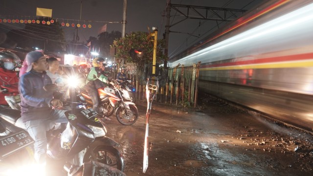Suasana Palang Pintu Kereta Api Stasiun Sudimara. Foto: Iqbal Firdaus/kumparan