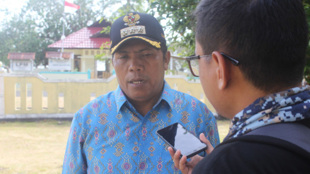 Camat Pulau Moti, Hasan M Matdoan saat diwawancarai cermat di Pulau Moti. (Foto: Rajif Duchlun/cermat)