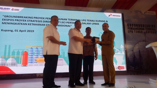 Direktur Logistik, Supply Chain dan Infrastuktur (LCSI) Pertamina, Gandhi Sriwidodo menyerahkan plakat penghargaan kepada Gubernur NTT, Viktor B.Laiskodat sebagai apresiasi atas dukungan Pemprov NTT dalam proyek pembangunan terminal LPG Tenau Kupang.Foto oleh: florespedia/kumparan.com