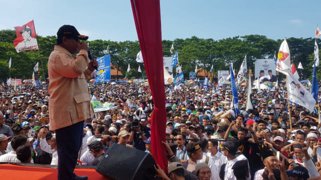 Prabowo saat berkampanye di hadapan ribuan pendukungnya di Kompleks GOR Wisanggeni, Kota Tegal, Senin (1/4). (Foto: Irsyam Faiz)