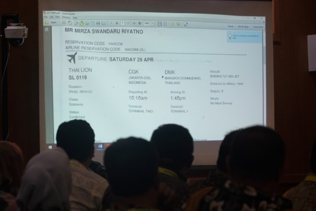 Jaksa KPK menunjukkan bukti adanya fasilitas wisata ke Thailand untuk anggota DPRD Kabupaten Bekasi, dalam sidang suap Meikarta di Pengadilan Tindak Pidana Korupsi, Bandung, Senin (1/4). (Ananda Gabriel)
