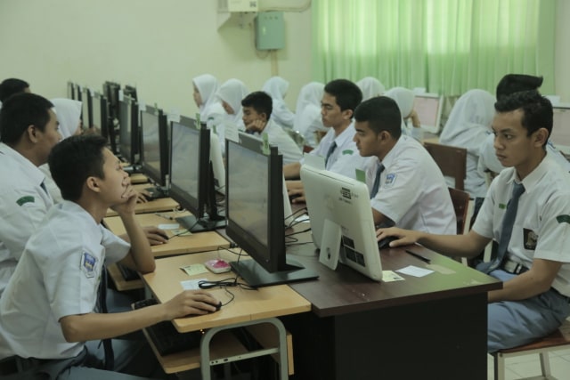 Siswa-siswi SMA Negeri 4 Banda Aceh mengikuti Ujian Nasional Berbasis Komputer, Senin (1/4). Foto: Heri Juanda