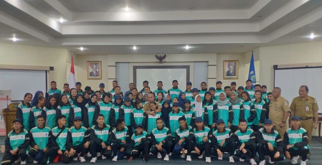 Walikota Pangkalpinang Maulana Aklil berfoto bersama dengan para atlet yang akan bertanding di Kejurda