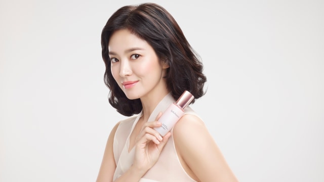 Aktris Korea Song Hye Kyo, Brand Ambassador Sulwhasoo untuk Sulwhasoo Bloomstay Vitalizing. Foto: Dok. Sulwhasoo