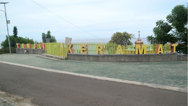 Bagian depan makam Tanjung Keramat di Dusun I, Kelurahan Tanjung Keramat, Kecamatan Hulondalangi, Kota Gorontalo, Senin (1/4). Foto: Burhan Undu