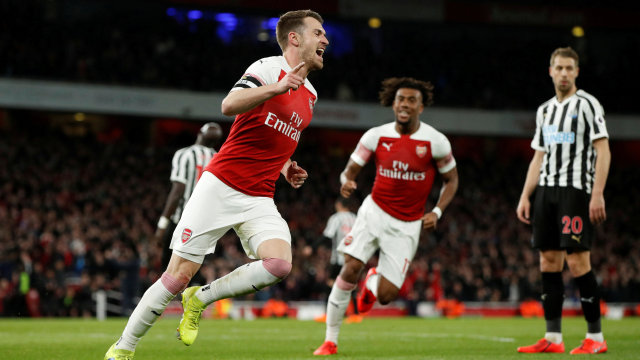 Aaron Ramsey melakukan selebrasi setelah mencetak gol dalam laga Arsenal vs Newcastle United. Foto: John Sibley/Reuters