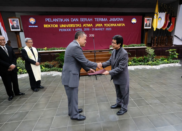 Yoyong Arfiadi, rektor baru UAJY dan Gregorius Sri Nurhartanto, dalam pelantikan dan serah terima jabatan rektor UAJY di Auditorium Kampus II, Gedung Thomas Aquinas, UAJY, Senin (1/4/2019). Foto: Istimewa